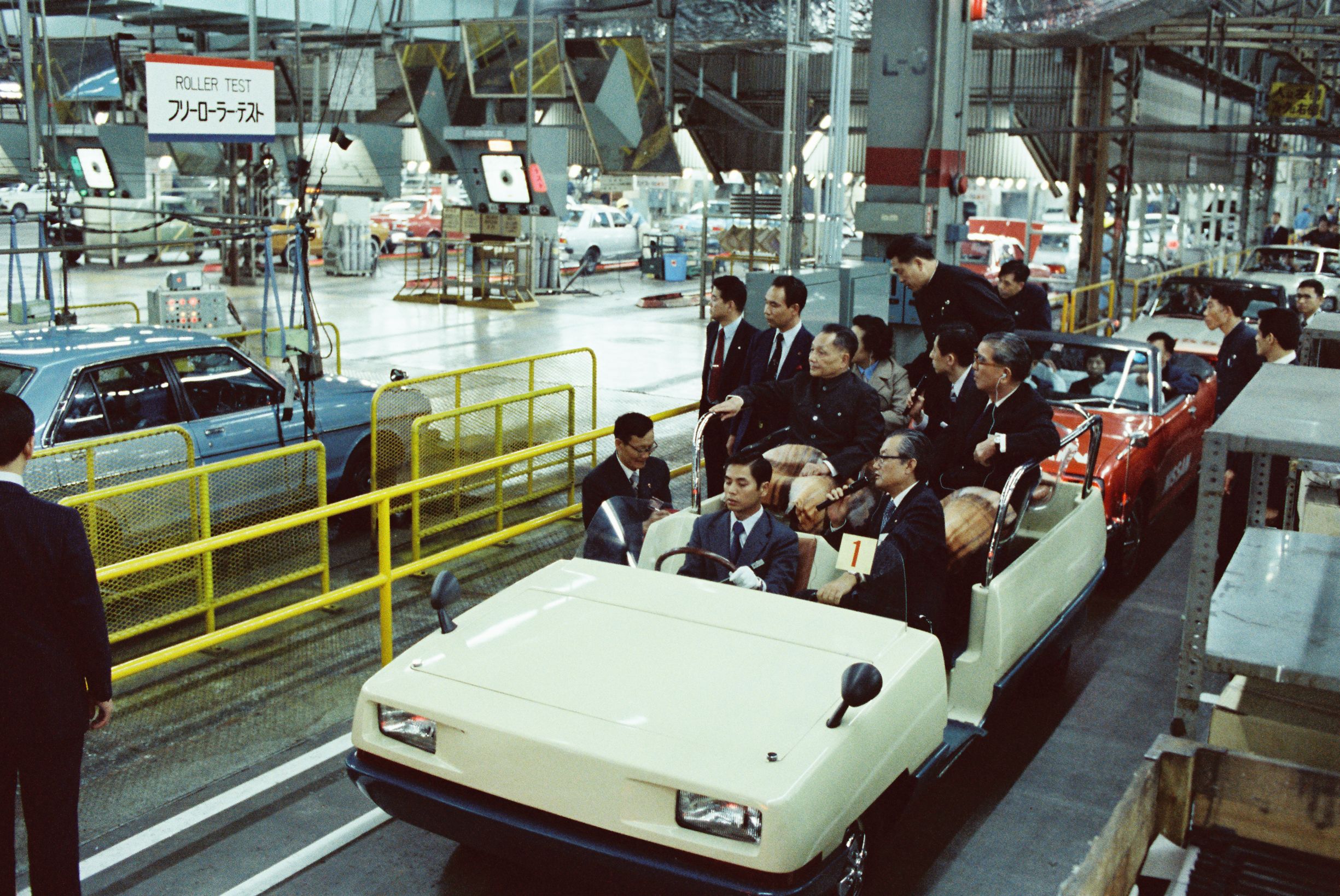 時(shí)任中國(guó)國(guó)務(wù)院副總理鄧小平參觀(guān)日產(chǎn)汽車(chē)工廠(chǎng)